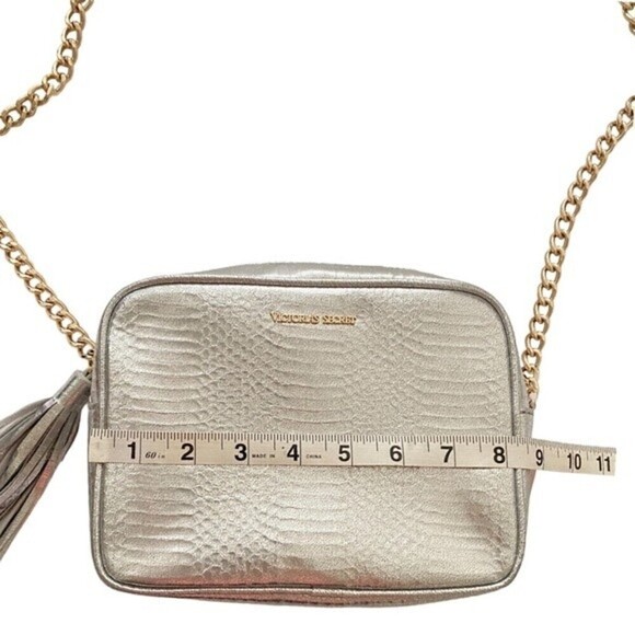 Victoria’s Secret Silver Faux Crocadile Embossed Square Purse Chain Strap Tassel - Picture 6 of 13